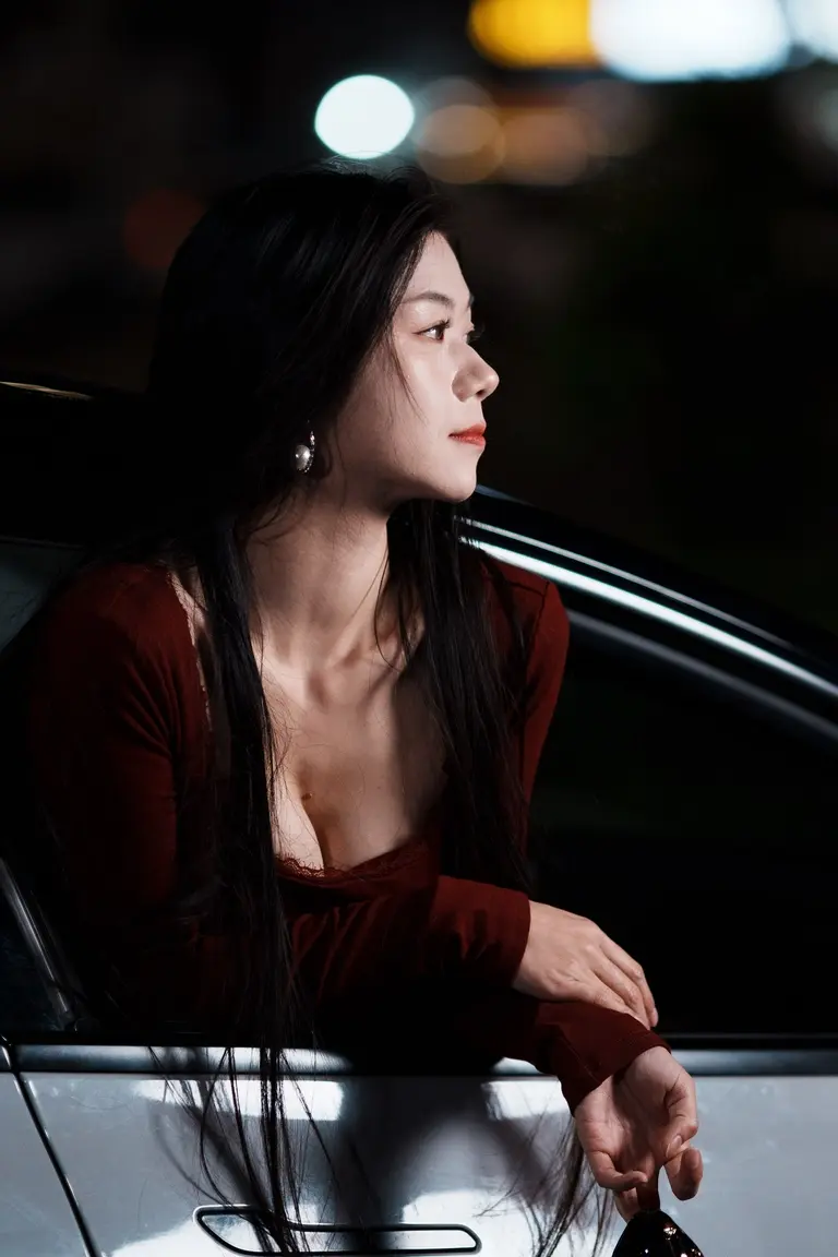 芒市傣族古镇夜景人像